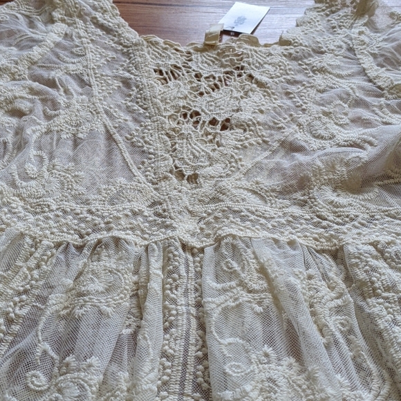 Lace dress - Picture 2 of 3